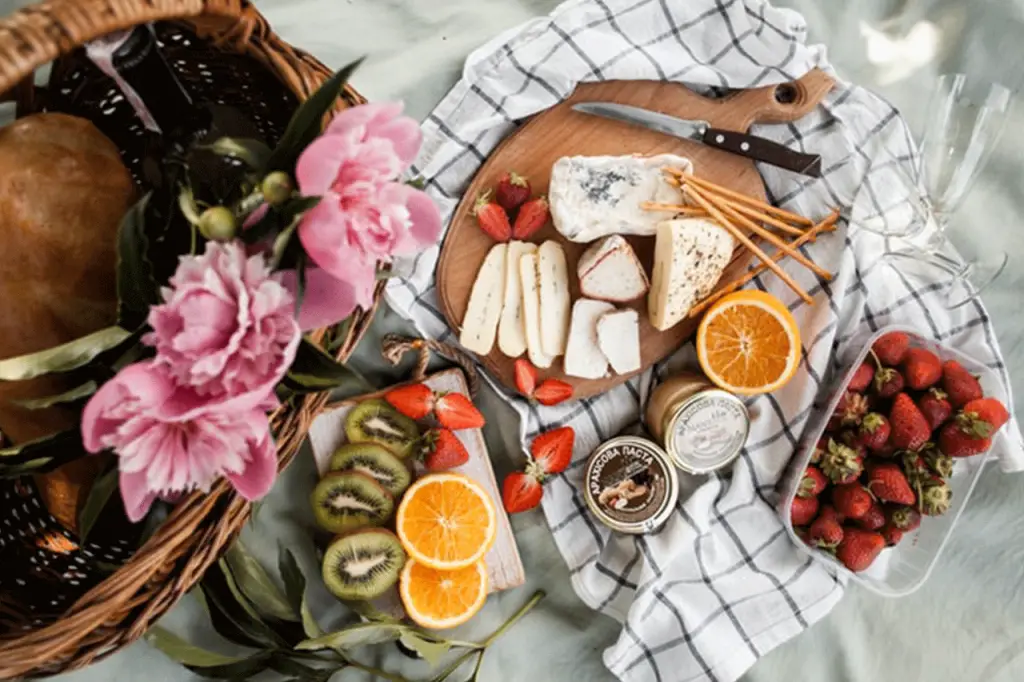 worldcrutches-picnic with friends while on crutch