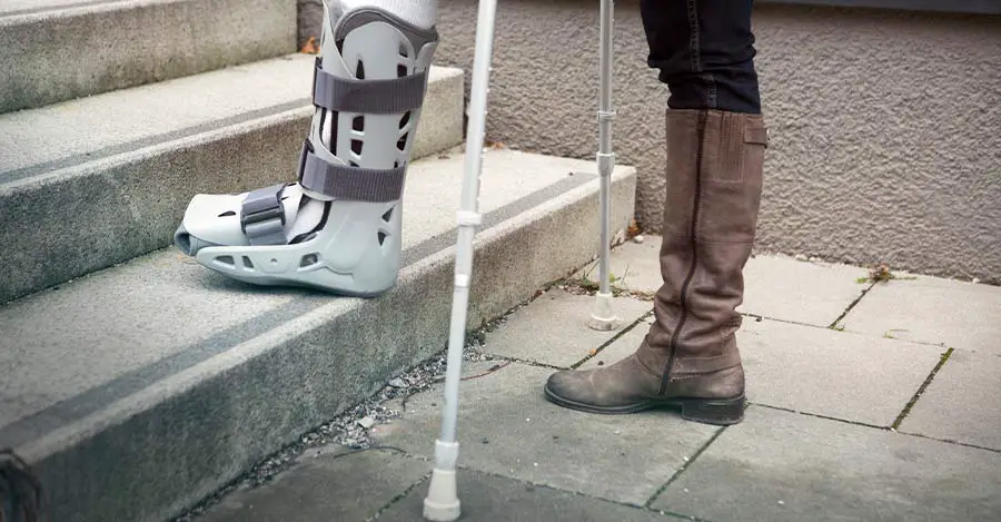 worldcrutches.com-Use-A-Crutch-Or-Cane-To-Reduce-The-Weight