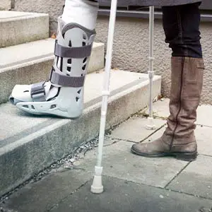 worldcrutches-walking-boot-with-crutches