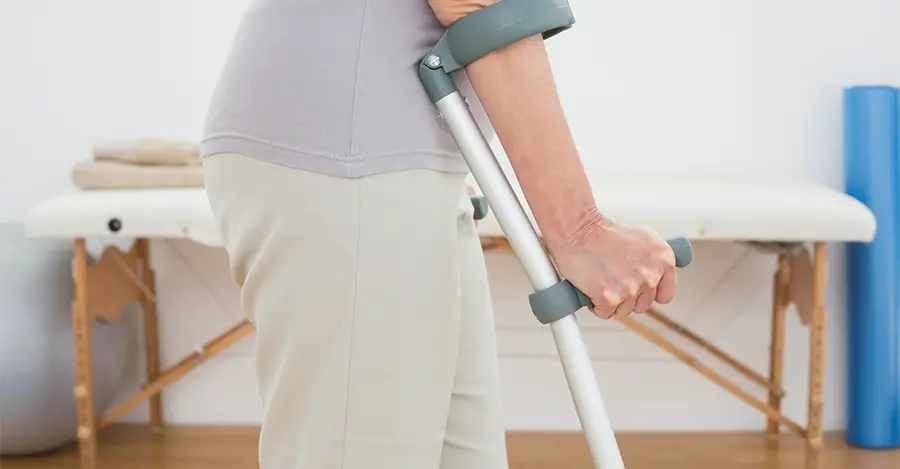 worldcrutches-How-To-Use-One-Crutch